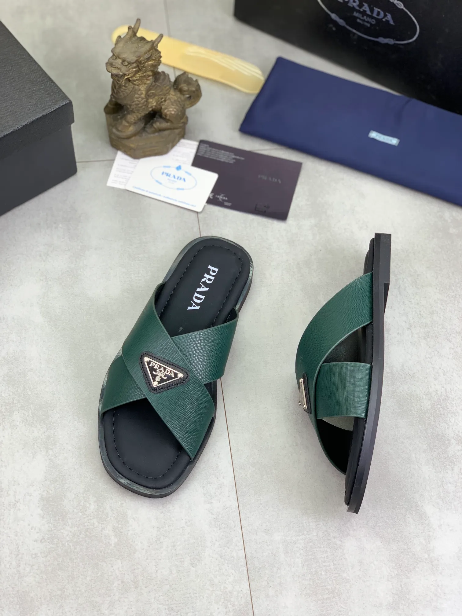 Men's shoes 💰P300💰【New style】🎁🎁🎁 PRADA Prada's new casual slippers, original official website 1:1, perfect workmanship, transmitting a kind of noble luxury, sublimating its definition of luxury in Prada's high-end extraordinary craftsmanship. Original combination outsole, code number: 38-44 (45 customized) 4️⃣colors🉑️ to choose from